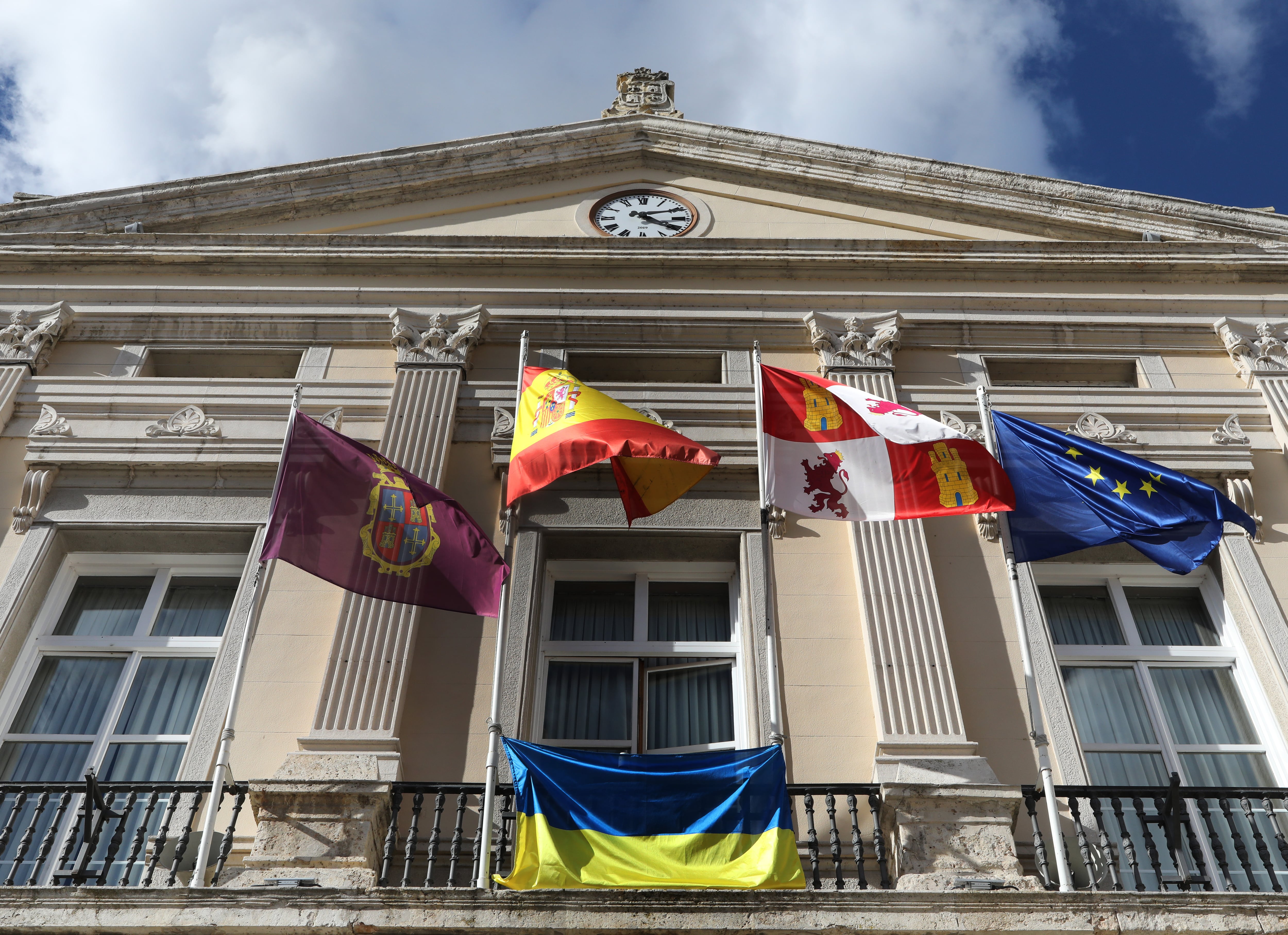 Bandera de Ucrania en el balcón del Ayuntamiento de Palencia junto a las banderas oficiales |ICAL