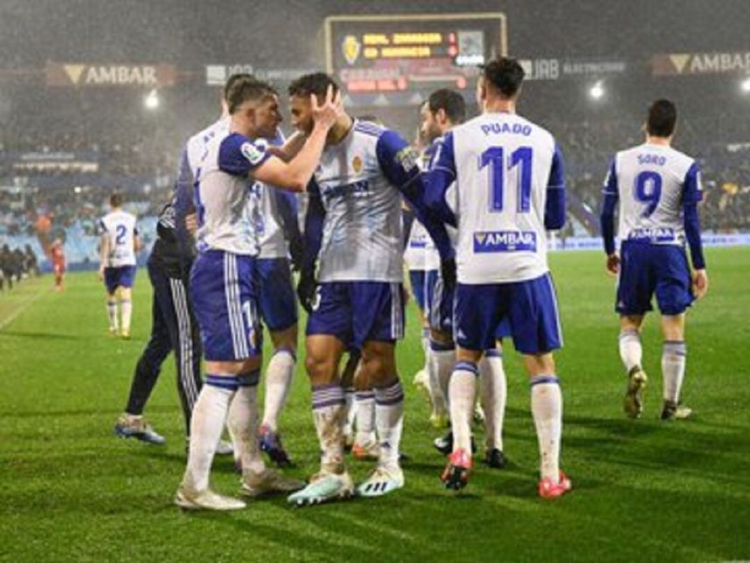 Puado celebra con sus compañeros el gol de la victoria