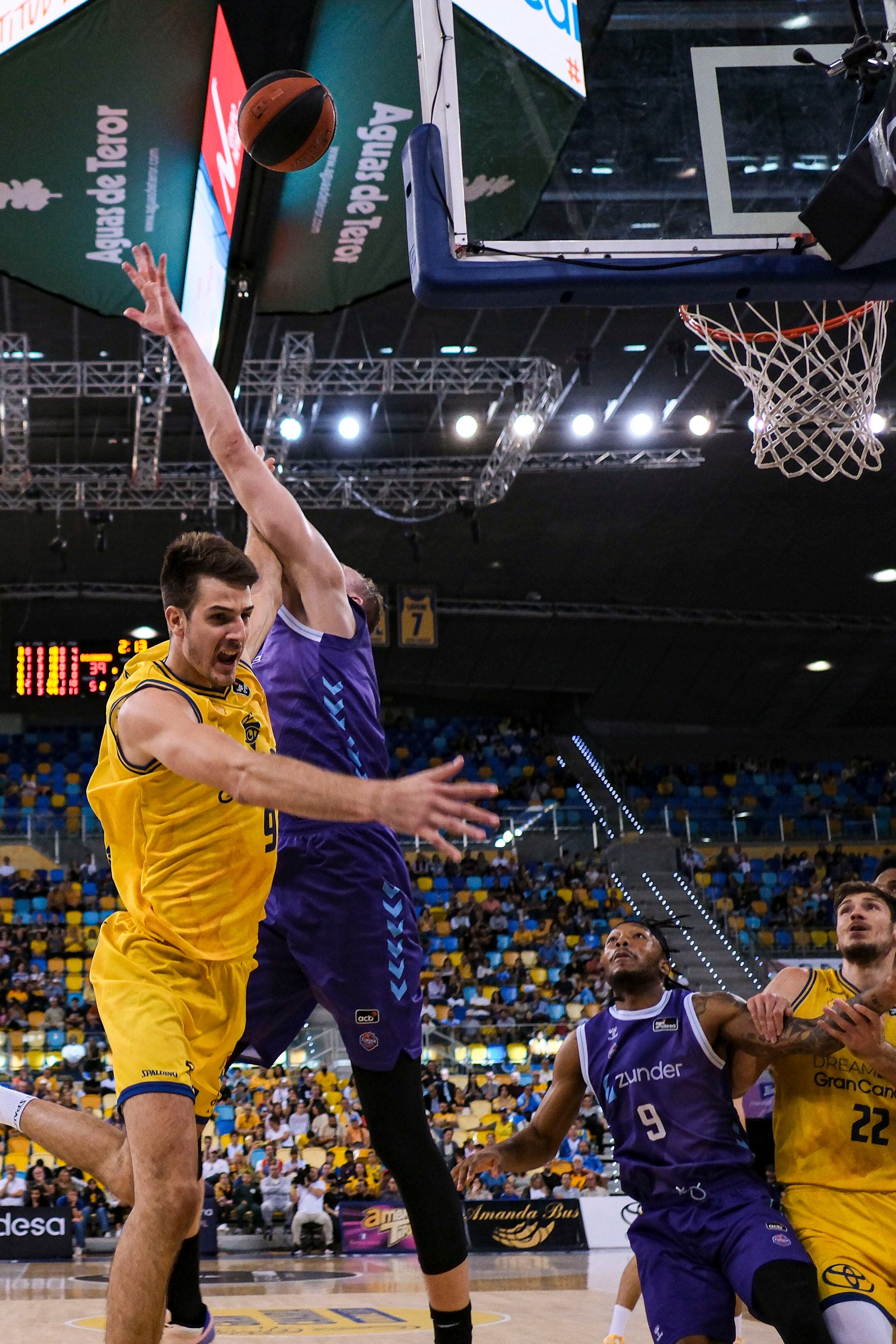 LAS PALMAS DE GRAN CANARIA, 03/12/2023.- Nico Brussino (i) y Anzejs Pasecniks (d) jugadores del Dreamland Gran Canaria y del Zunder Palencia durante en el partido de la duodécima jornada de la Liga Endesa, que ambos equipo han disputado hoy en el Gran Canaria Arena. EFE/Ángel Medina G.
