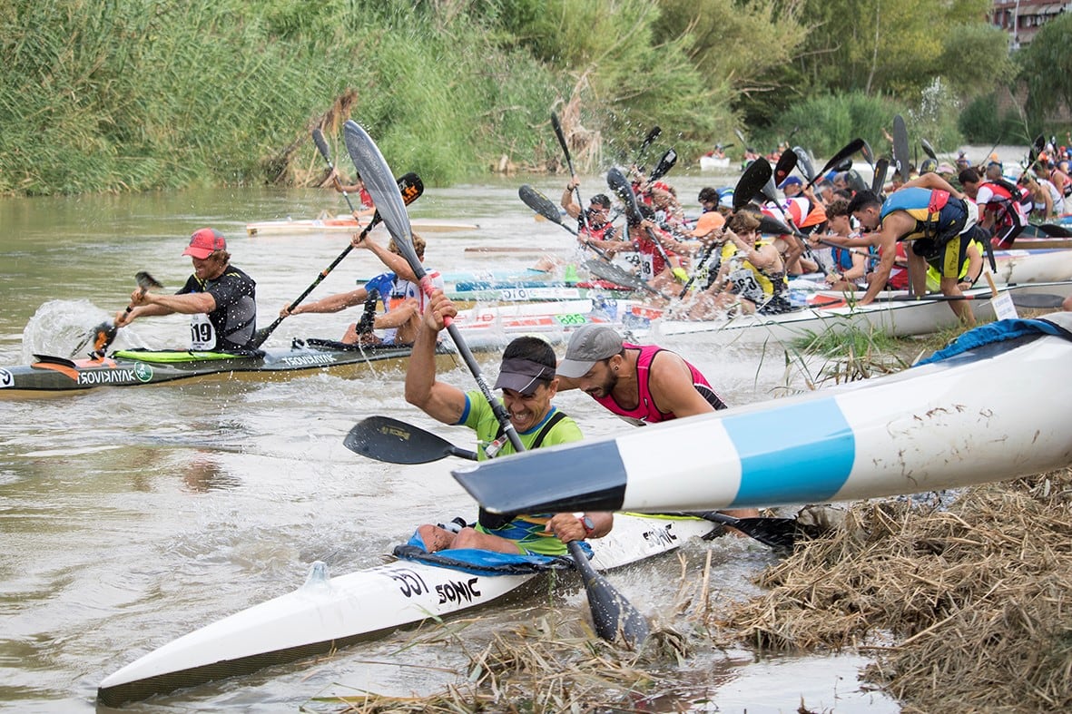 Piragüistas en el 25 descenso del Cinca