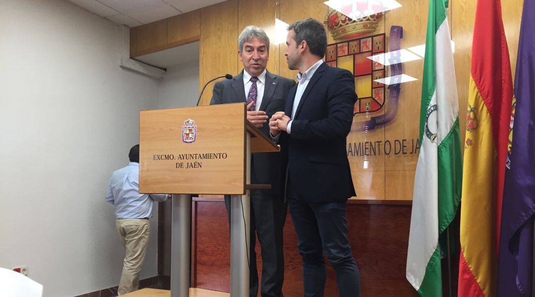 Lucrecio Fernández y Julio Millán charlan minutos antes de su comparecencia ante los medios