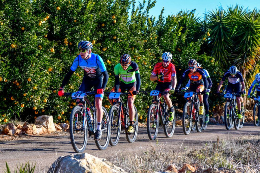 Los ciclistas recorren las montañas cercanas a Oropesa y Castelló