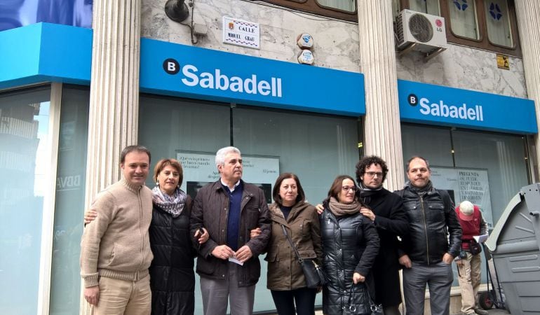 Familiares y ediles del Ayuntamiento de Alicante asisten al cambio de nombre de la calle García Morato por el de Miquel Grau