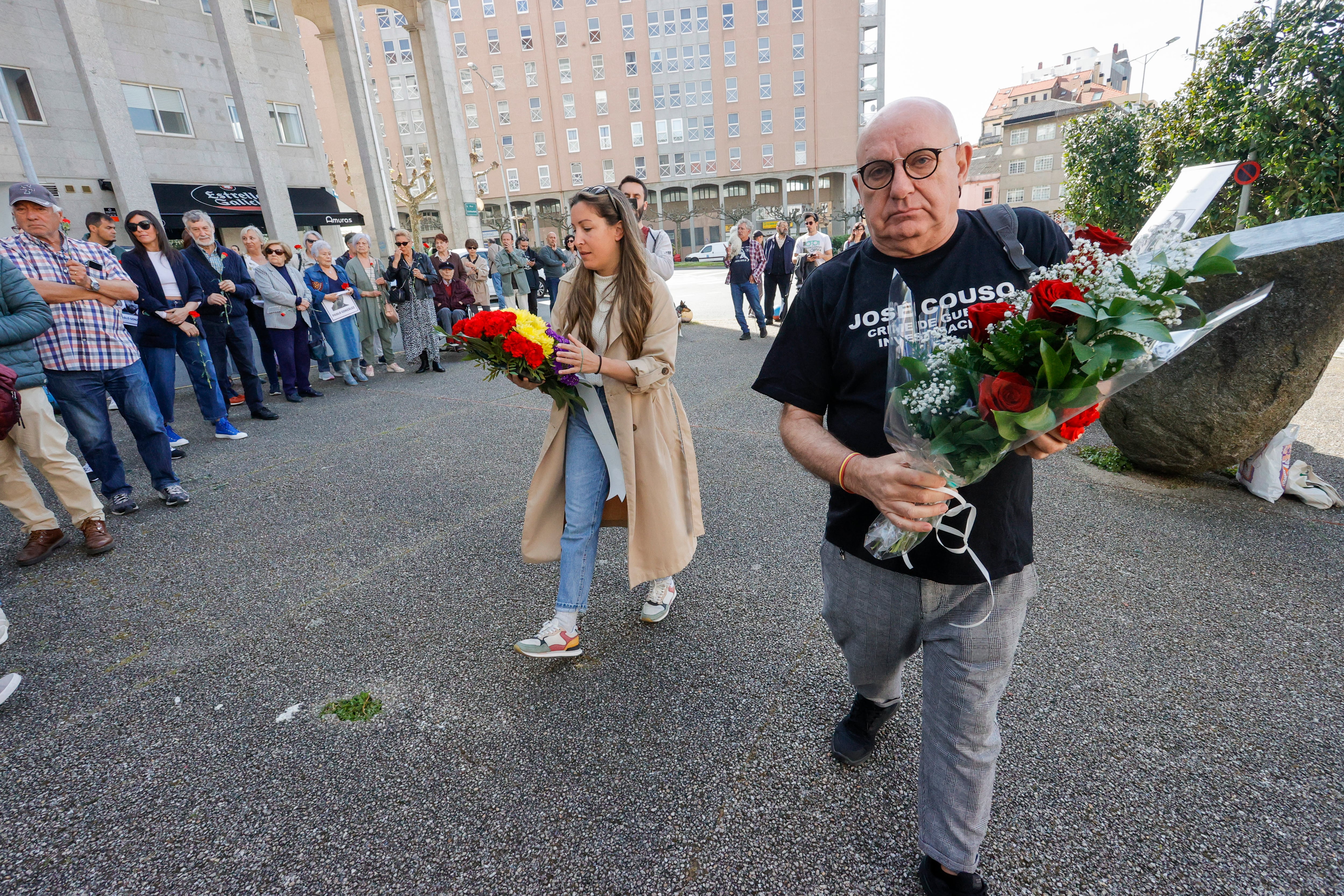 FERROL, 08/04/2023.-Vista de la concentración y ofrenda floral en el homenaje al cámara de Telecinco José Couso este sábado, muerto en la guerra de Irak hace 20 años, y en la que amigos, familiares y representación política han puesto flores en la plaza de la paz de Ferrol.-EFE/Kiko Delgado.