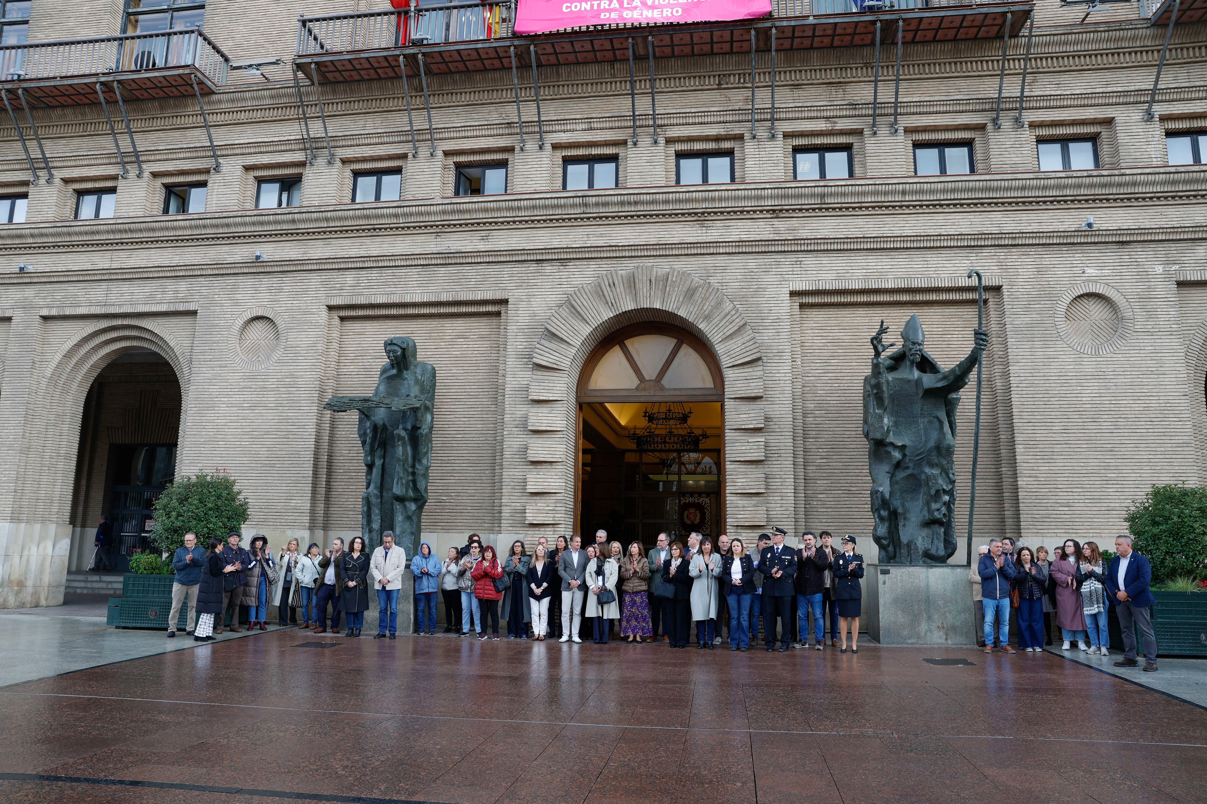 ZARAGOZA, 05/11/2025.- Minuto de silencio guardado en memoria de Eugenia, la mujer de 49 años que este martes murió tras recibir numerosas puñaladas en su domicilio, supuestamente a manos de su pareja. EFE/ Javier Cebollada
