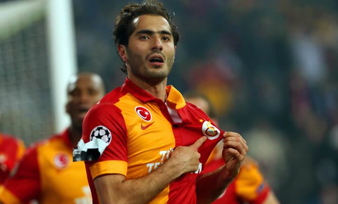 El jugador del Galatasaray, Hamit Altintop, celebra una anotación ante Schalke durante el juego de la Liga de Campeones en Gelsenkirchen (Alemania)