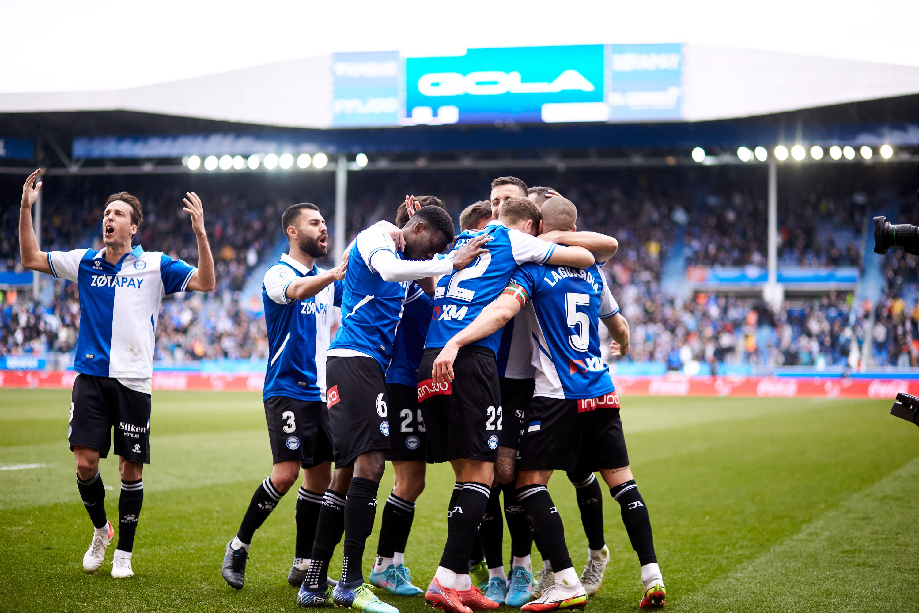 Los jugadores del Alavés celebrando un tanto