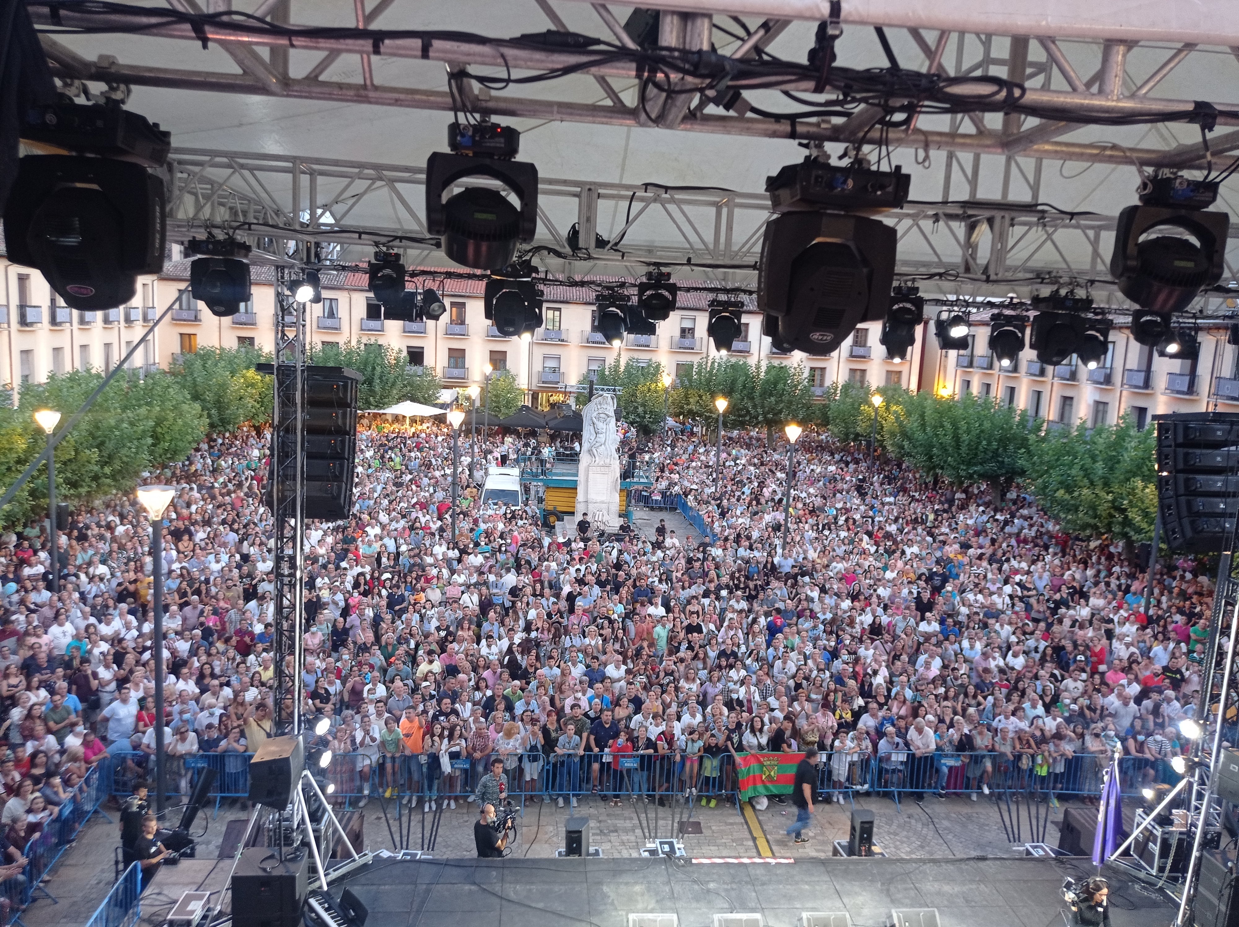 Aspecto de la plaza mayor durante el pregón