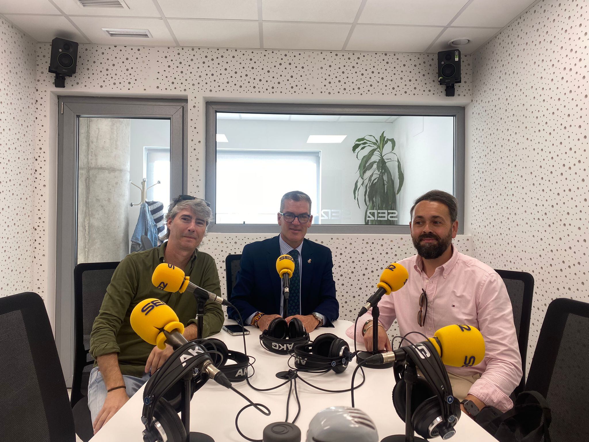 Carlos Palomeque, junto con Josete Flores y Enrique Etayo en SER Talavera.