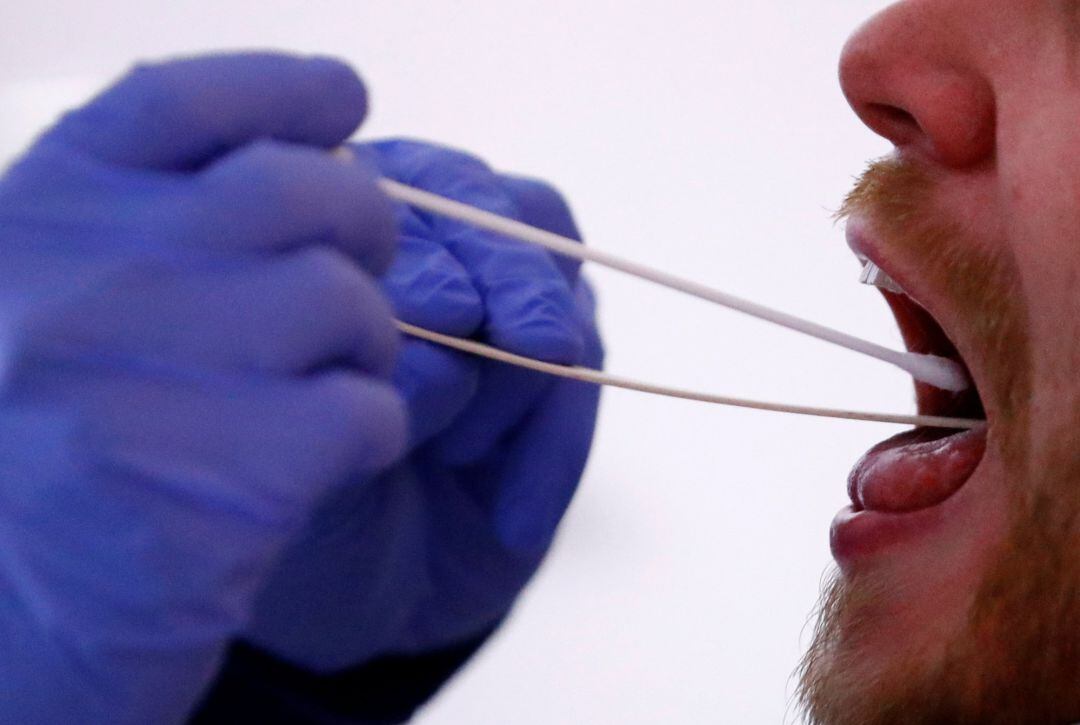 Un sanitario toma muestras para la realización de pruebas PCR