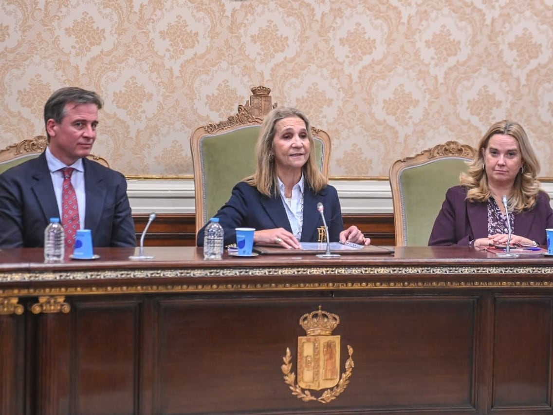 La Infanta Elena en el salón de plenos de la Diputación de Burgos, junto al presidente de la institución, Borja Suárez y la alcaldesa Ayala
