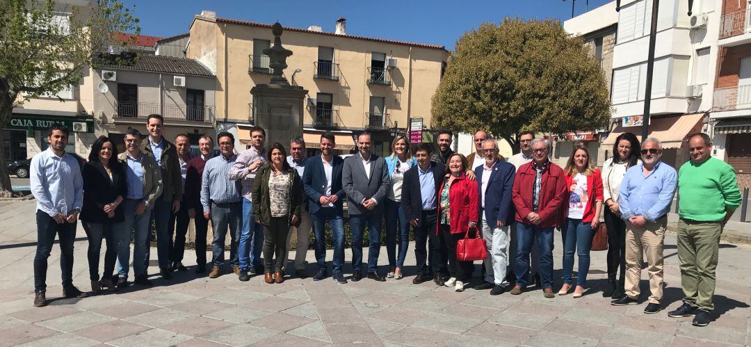 El ministro de Fomento, José Luis Ábalos, con los alcaldes socialistas afectados por la A-32.