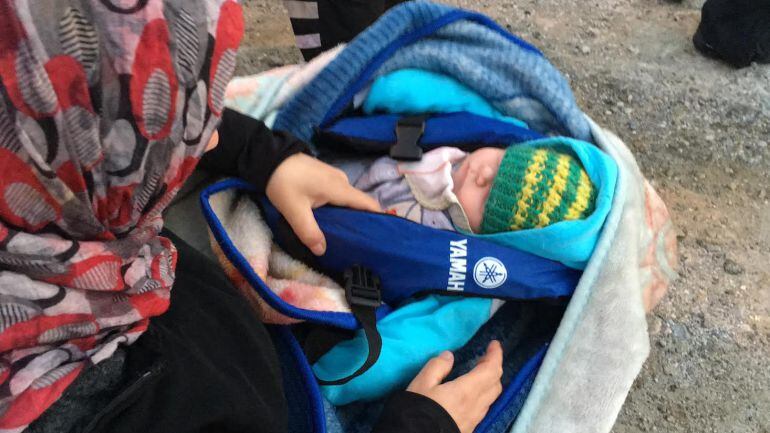 La madre de Mohanet le quita el salvavidas a su hijo al pisar tierra