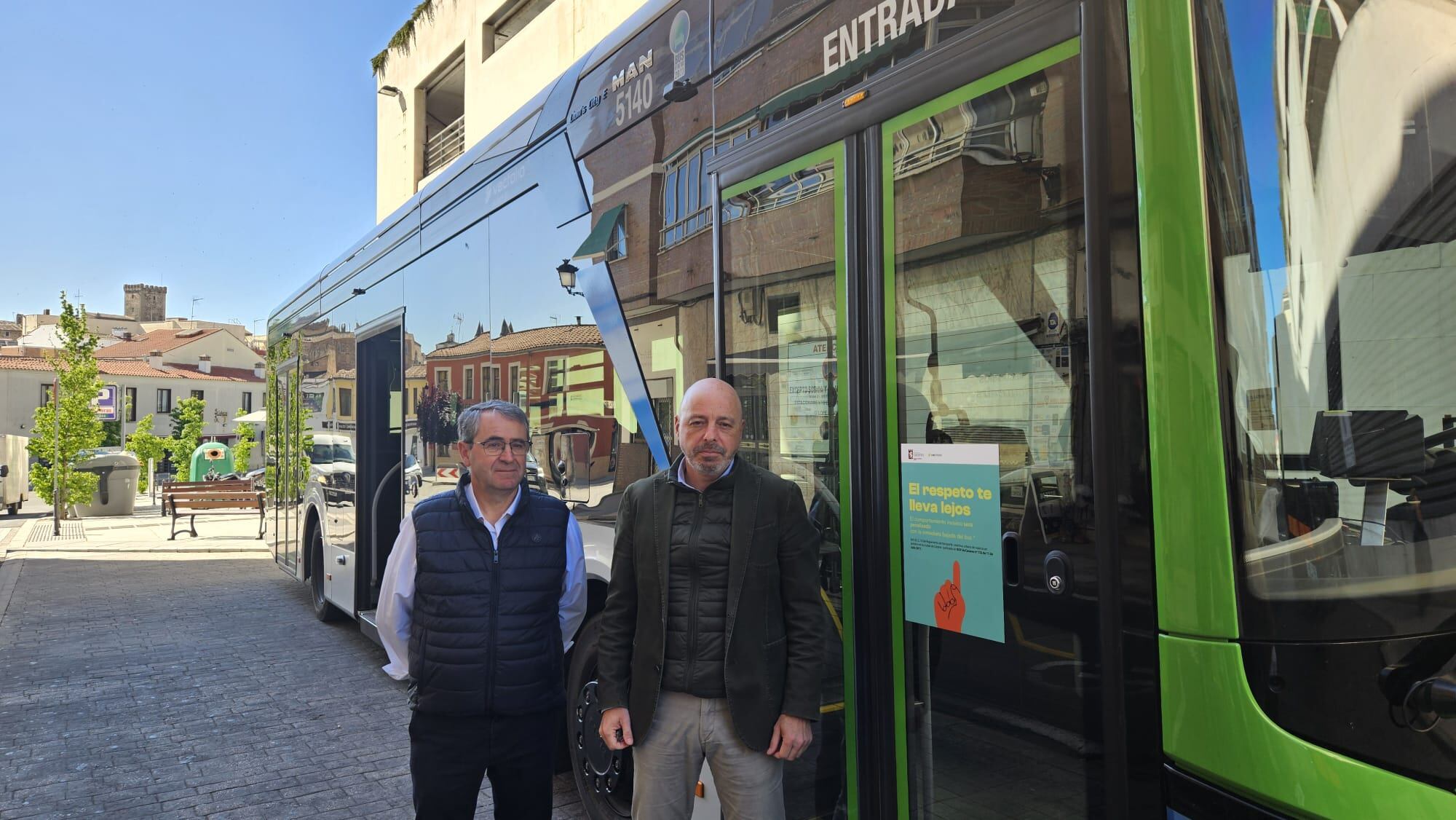 César Mateos, gerente de Subus Vectalia y Pedro Muriel, concejal de Servicios Públicos del Ayuntamiento de Cáceres durante la presentación de la campaña.