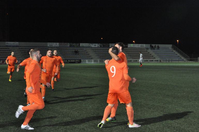 Iván Puche celebra el gol con sus compañeros