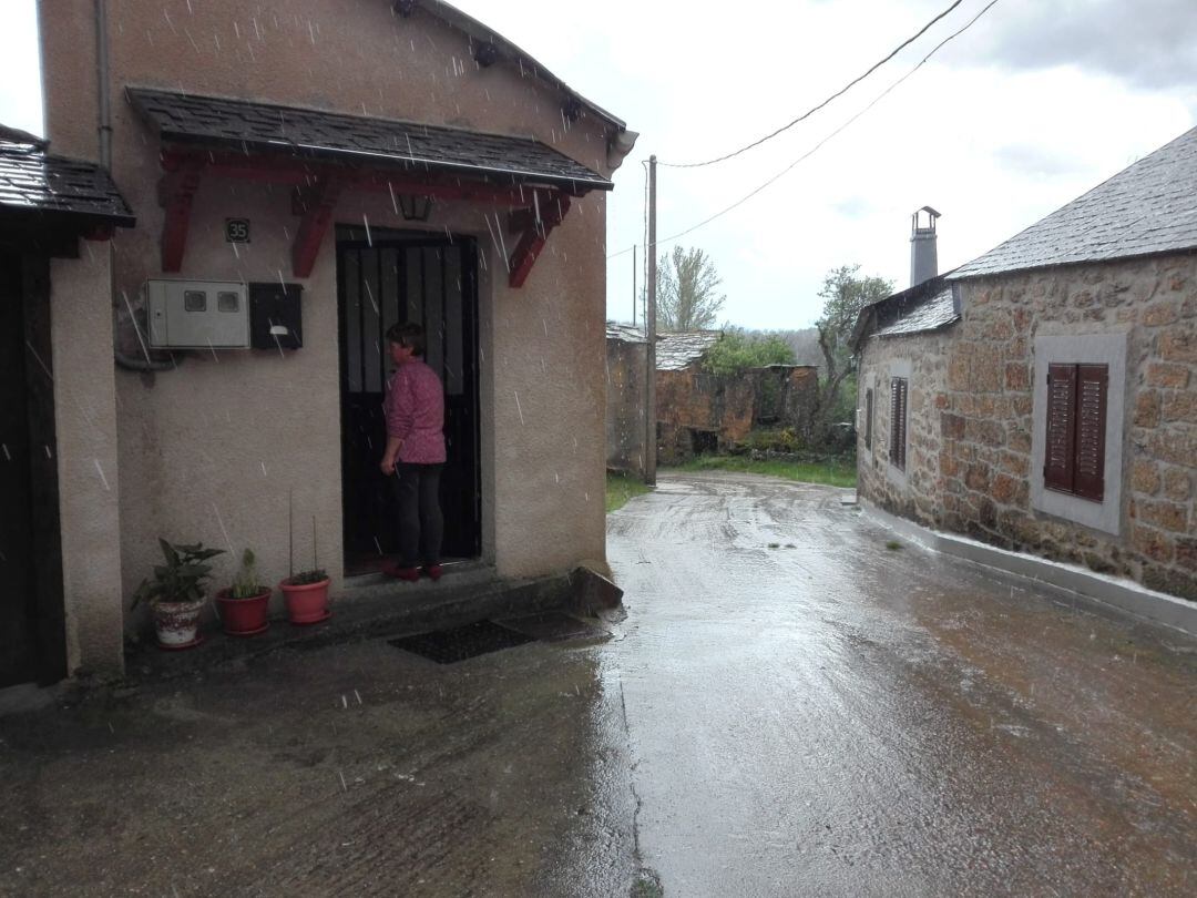 Rosario, vecina de Faramontanos de la Sierra, entrando en su casa