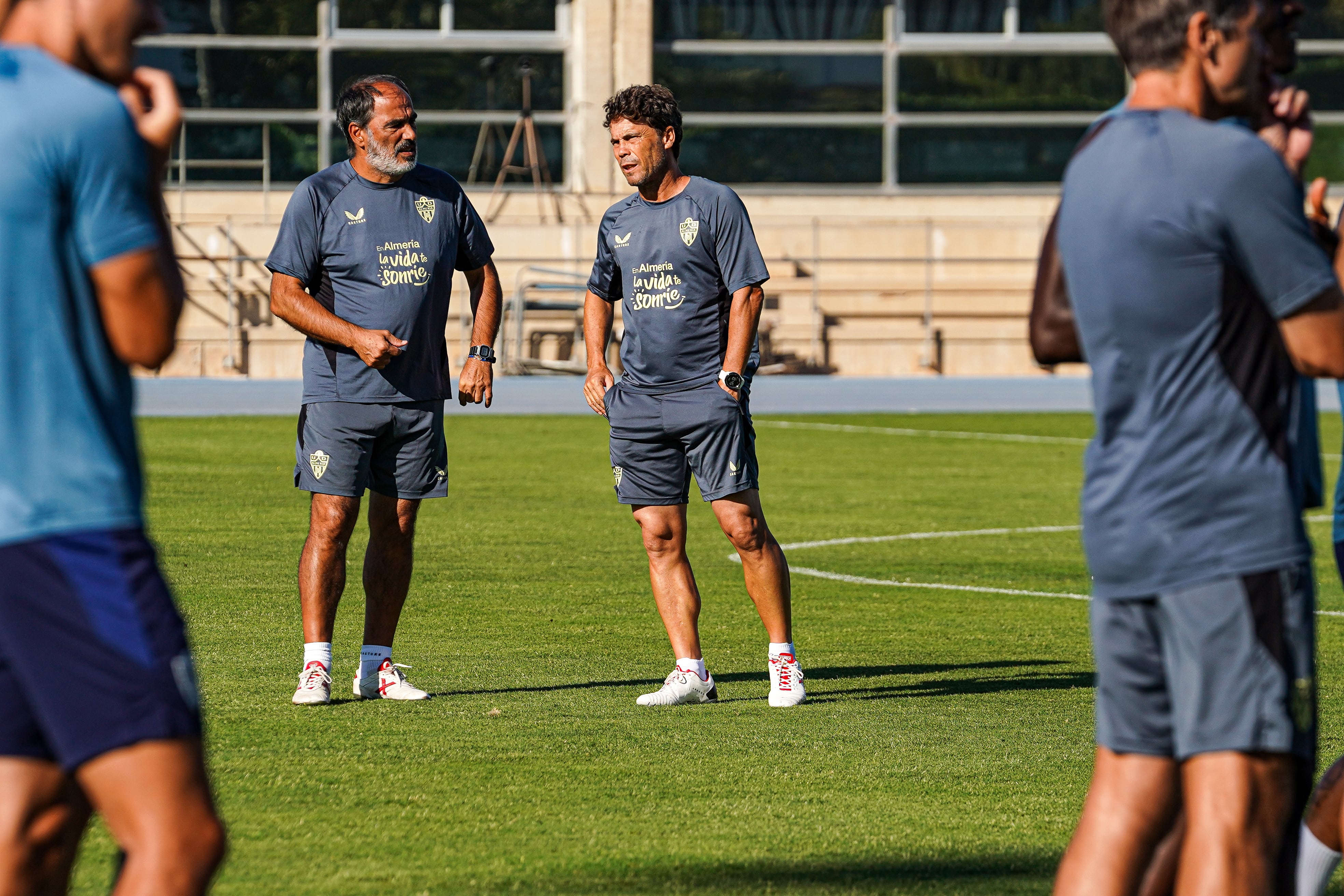 Rubi charla  con Jaume Torra, su mano derecha del cuerpo técnico, en el campo Anexo del Estadio de los Juegos Mediterráneos.