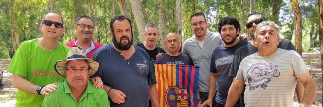 La Peña del Barcelona de Villanueva de la Reina entrega mascarillas a la residencia de la localidad