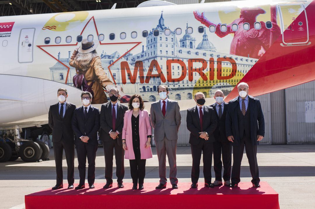 Isabel Díaz Ayuso en la inauguración del avión vinilado con la imagen de Don Quijote 