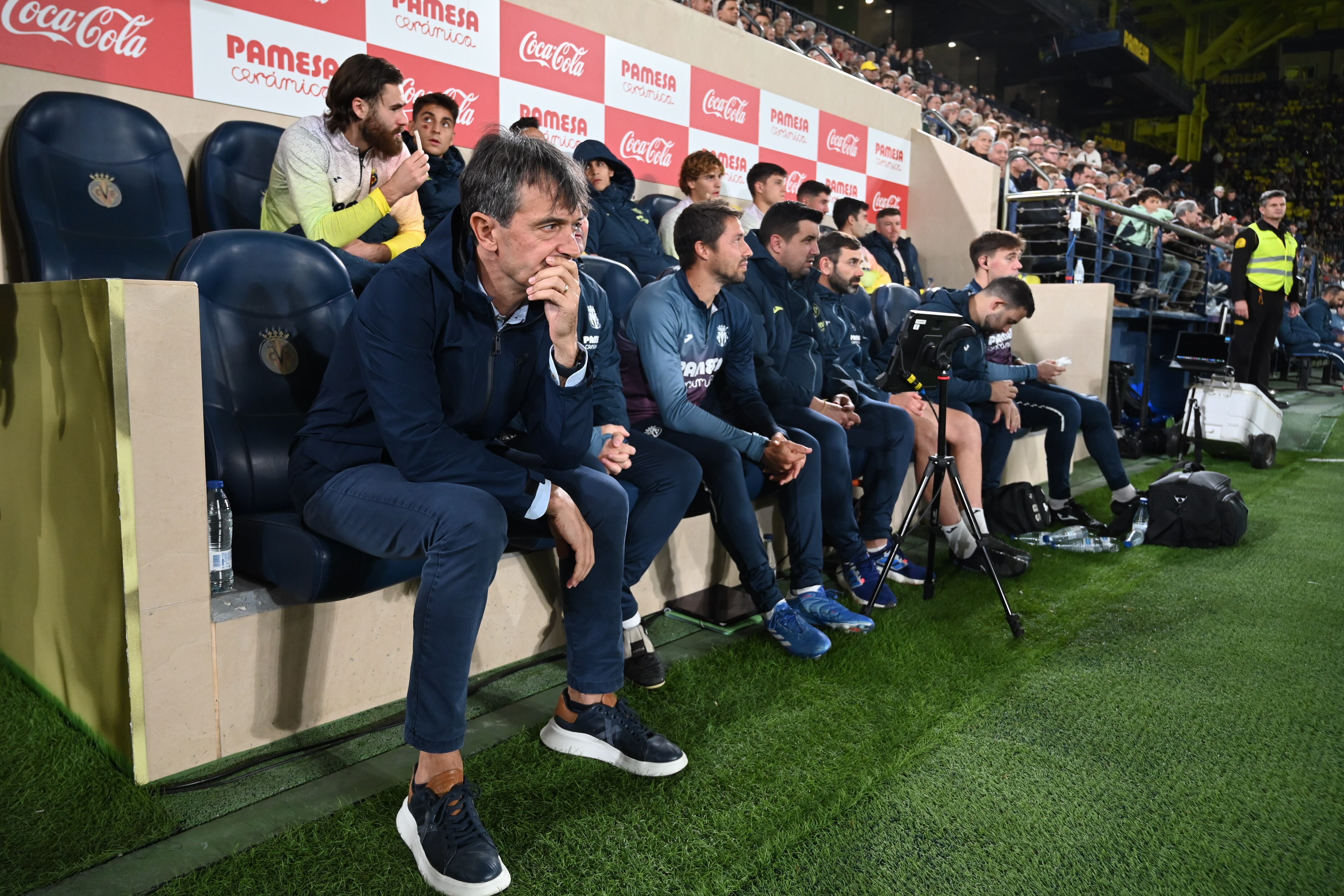 VILLARREAL (CASTELLÓN), 05/11/2023.- El entrenador del Villarreal, José Rojo Martín &quot;Pacheta&quot; (i), en el partido correspondiente a la jornada 12 de LaLiga que Villarreal CF y Athletic Club de Bilbao disputan este domingo en el Estadio de la Cerámica en Villarreal. EFE/Andreu Esteban
