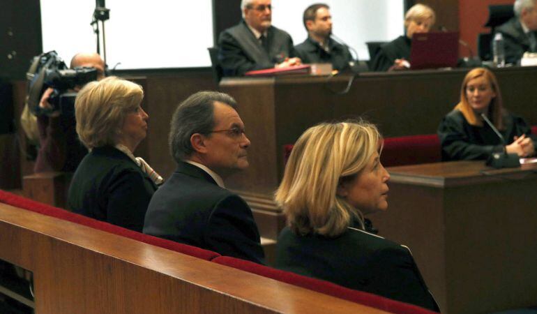 De izquierda a derecha, Irene Rigau, Artur Mas y Joana ortega durante el juicio por la consulta del 9-N