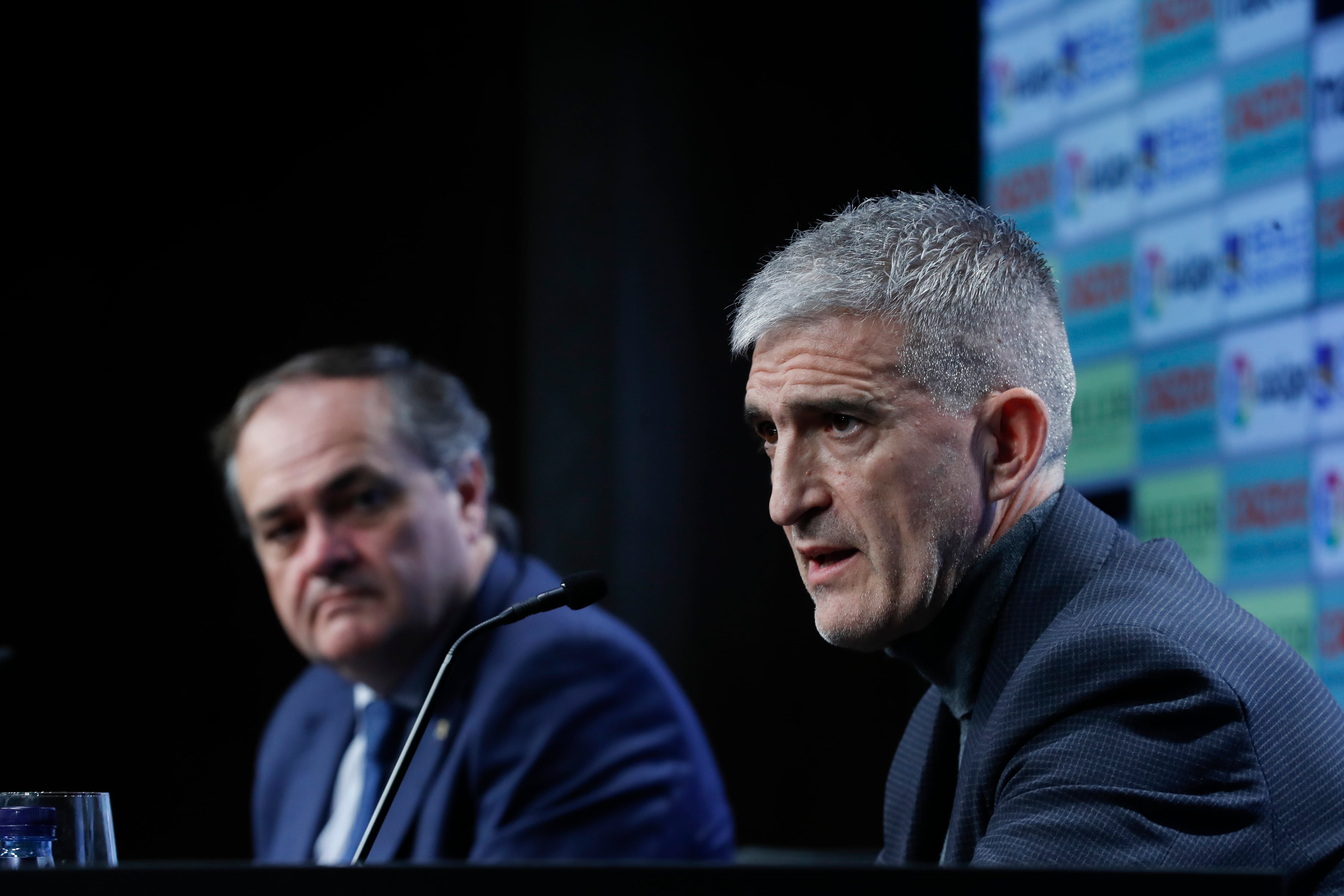 GRAFCAV3991. SAN SEBASTIÁN (ESPAÑA), 13/01/2023.- El presidente de la Real Sociedad, Jokin Aperribay (i), y el director de fútbol, Roberto Olabe (d), ofrecen una conferencia de prensa este viernes en San Sebastián tras el anuncio de la renovación de su contrato hasta 2026. EFE/Juan Herrero.
