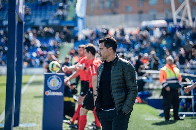 Míchel Sánchez, dirigint un partit del Girona FC.