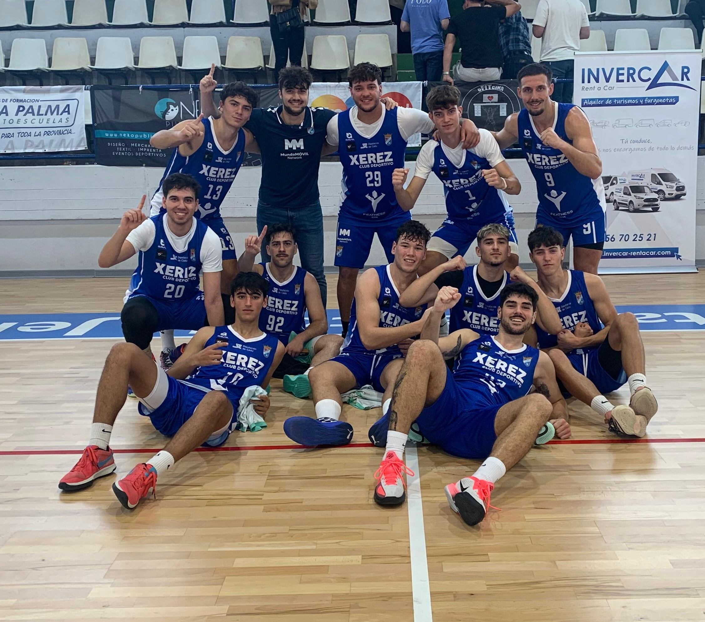 Los jugadores celebran la primera victoria de la liga