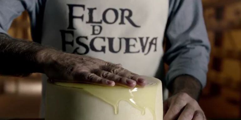 Imagen de archivo de un momento de la elaboración del queso