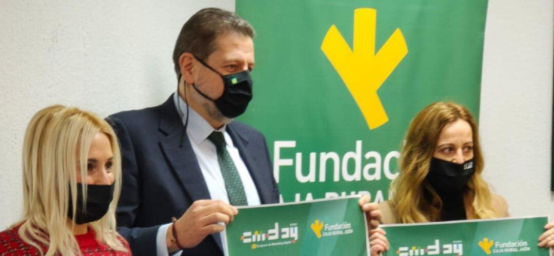 Cris Aparicio, creadora del CMDAY; Luis Jesús García-Lomas, gerente de la Fundación Caja Rural; y Eva Murgado, vicerrectora de Comunicación de la UJA.