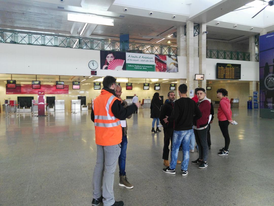 Voluntarios atienden a los familiares de las víctimas en la puerta de entrada del Aeropuerto de Jerez 