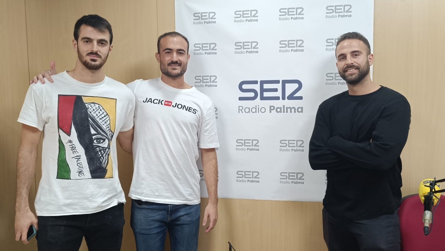 Voluntarios palmeños en los estudios de Radio Palma Cadena Ser