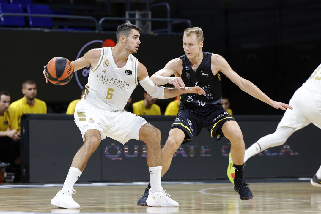 Acción del encuentro disputado en el Santiago Martín