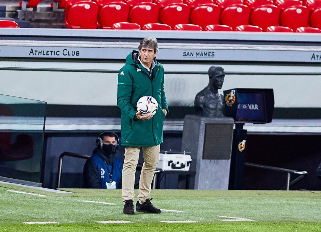 Manuel Pellegrini, durante el transcurso del partido en San Mamés