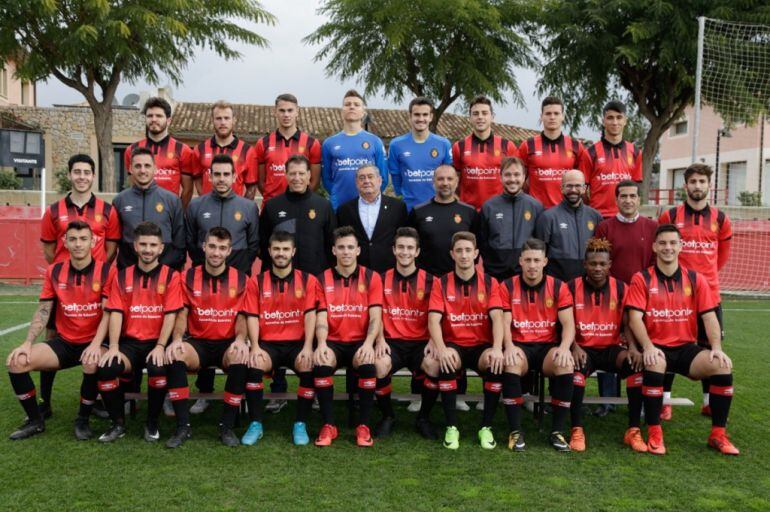 El equipo posando en la foto oficial del Mallorca B