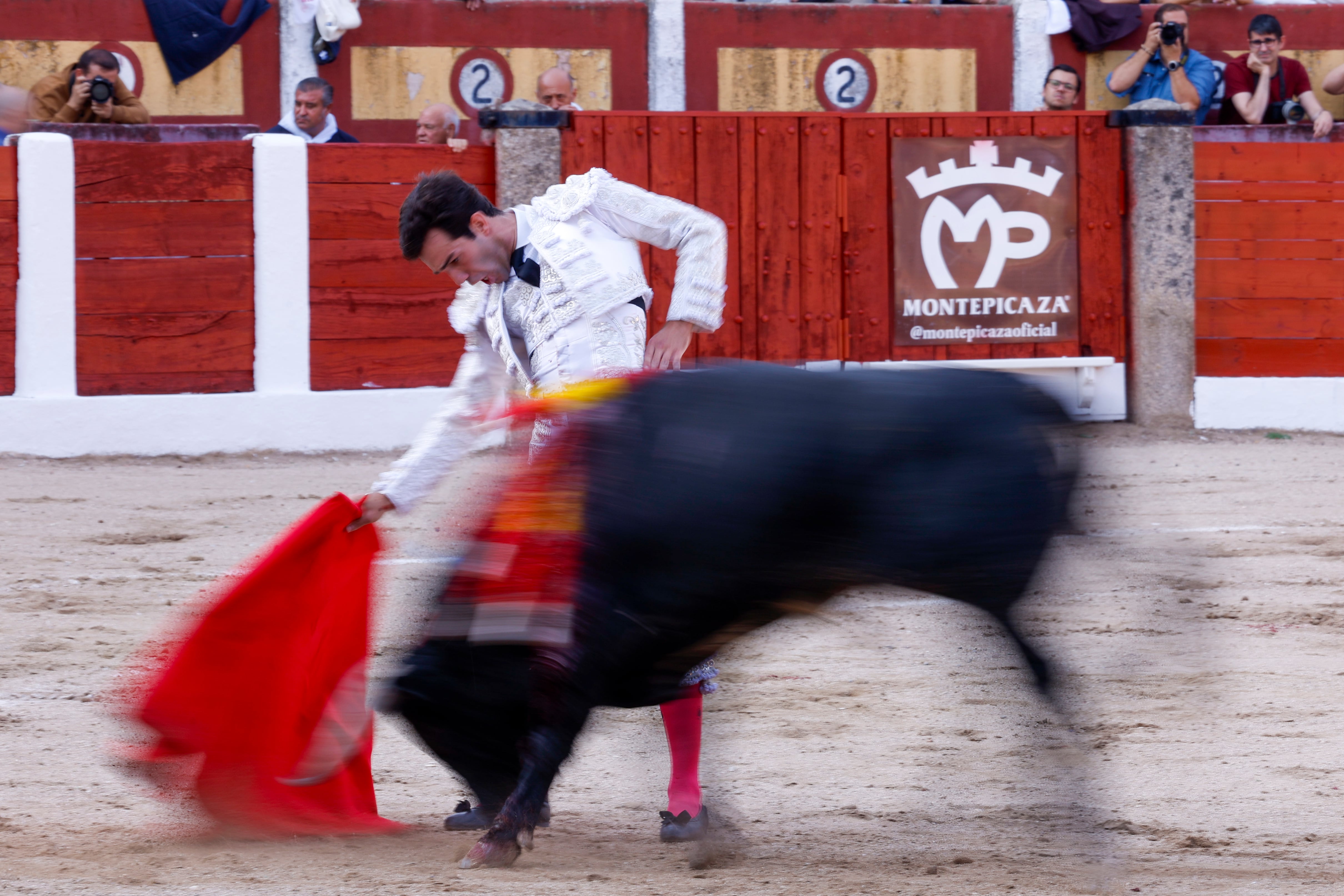 TALAVERA, 21/09/2024.- El diestro Tomás Rufo durante su faena en solitario en la corrida de las fiestas de San Mateo, este sábado en Talavera de la Reina, en la que lidia astados de diferentes ganaderías: Garcigrande, Santiago Domecq, Victoriano del Río, El Freixo, Daniel Ruiz y Núñez del Cuvillo. EFE/  Manu Reino
