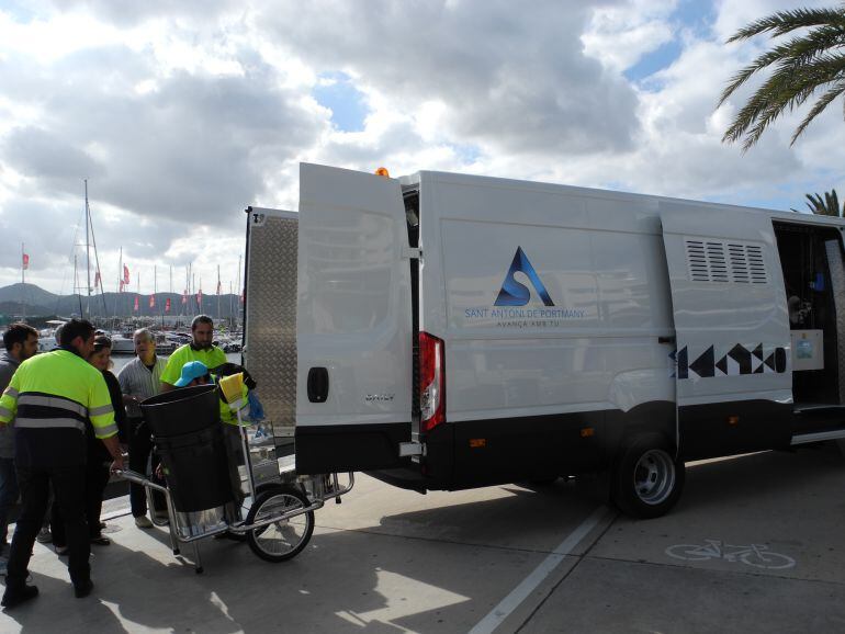 Trabajadores del servicio de limpieza en Sant Antoni