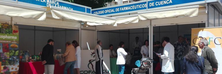 Los farmacéuticos atienden en la plaza de la Constitución.