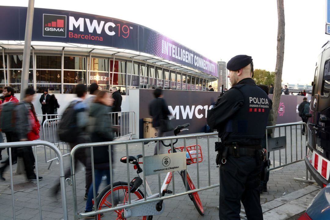 Un agent dels Mossos vigilant el recinte firal de Gran Via mentre arriben congressistes del Mobile World Congress