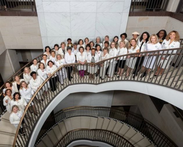 Las demócratas, de blanco, en favor de la igualdad.