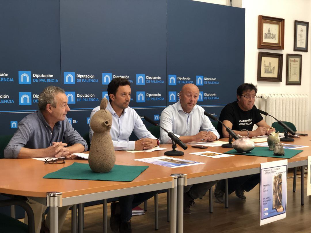 De izqda a dcha: Gerardo Pescador, ceramista; Antonio Gero, concejal de Cultura; Luis Calderón, alcalde de Paredes de Nava y Luciano Ceinos, coordinaro de la feria y ceramista