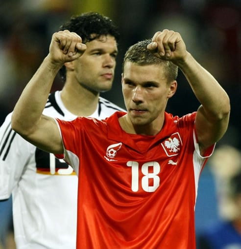 Podolski con la camiseta polaca tras el partido en el que anotó dos goles para Alemania.