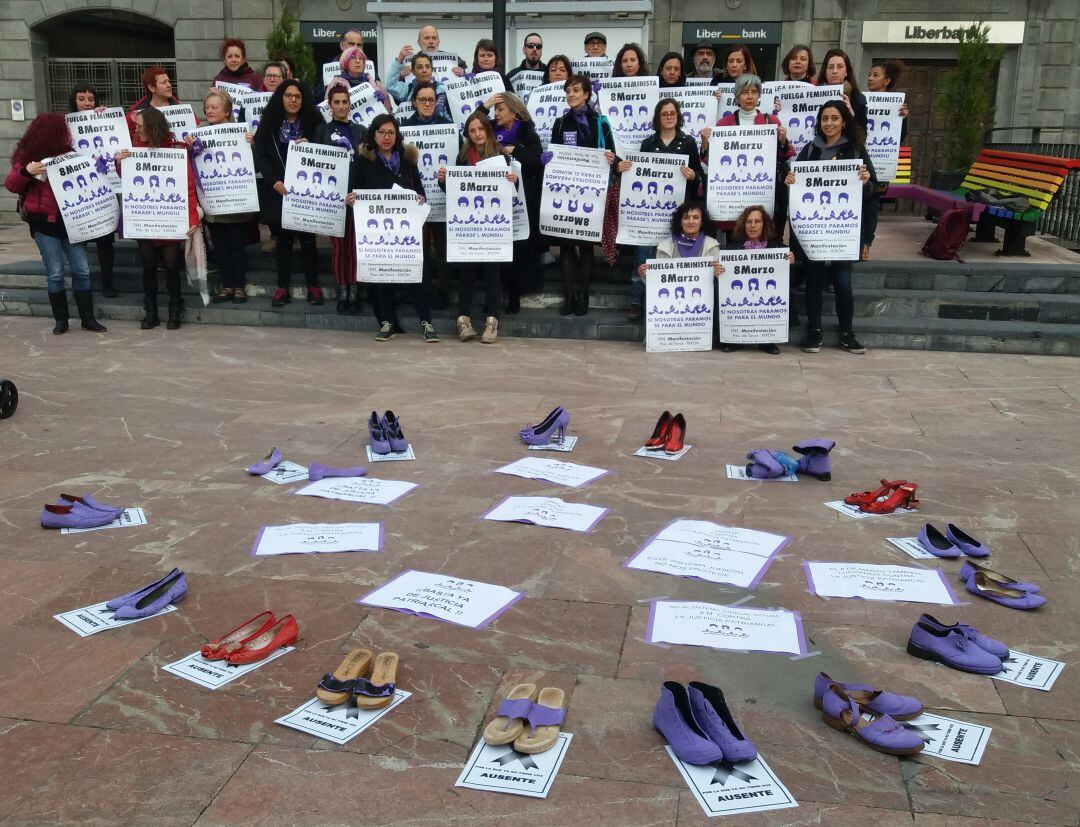 El Movimiento Asturies 8M en la presentación de las actividades de la huelga feminista del Día Internacional de la Mujer, en la plaza de la Escandalera de Oviedo.