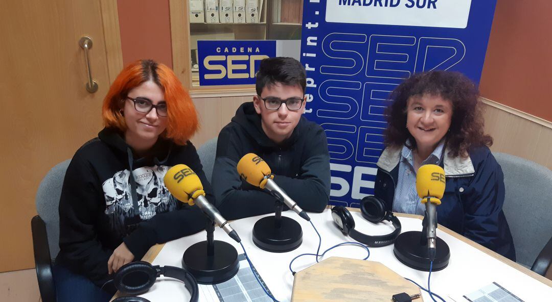 De izquierda a derecha,los alumnos Carmela y Mario y la profesora Marisol Martín en los estudios de 'Hoy por Hoy'