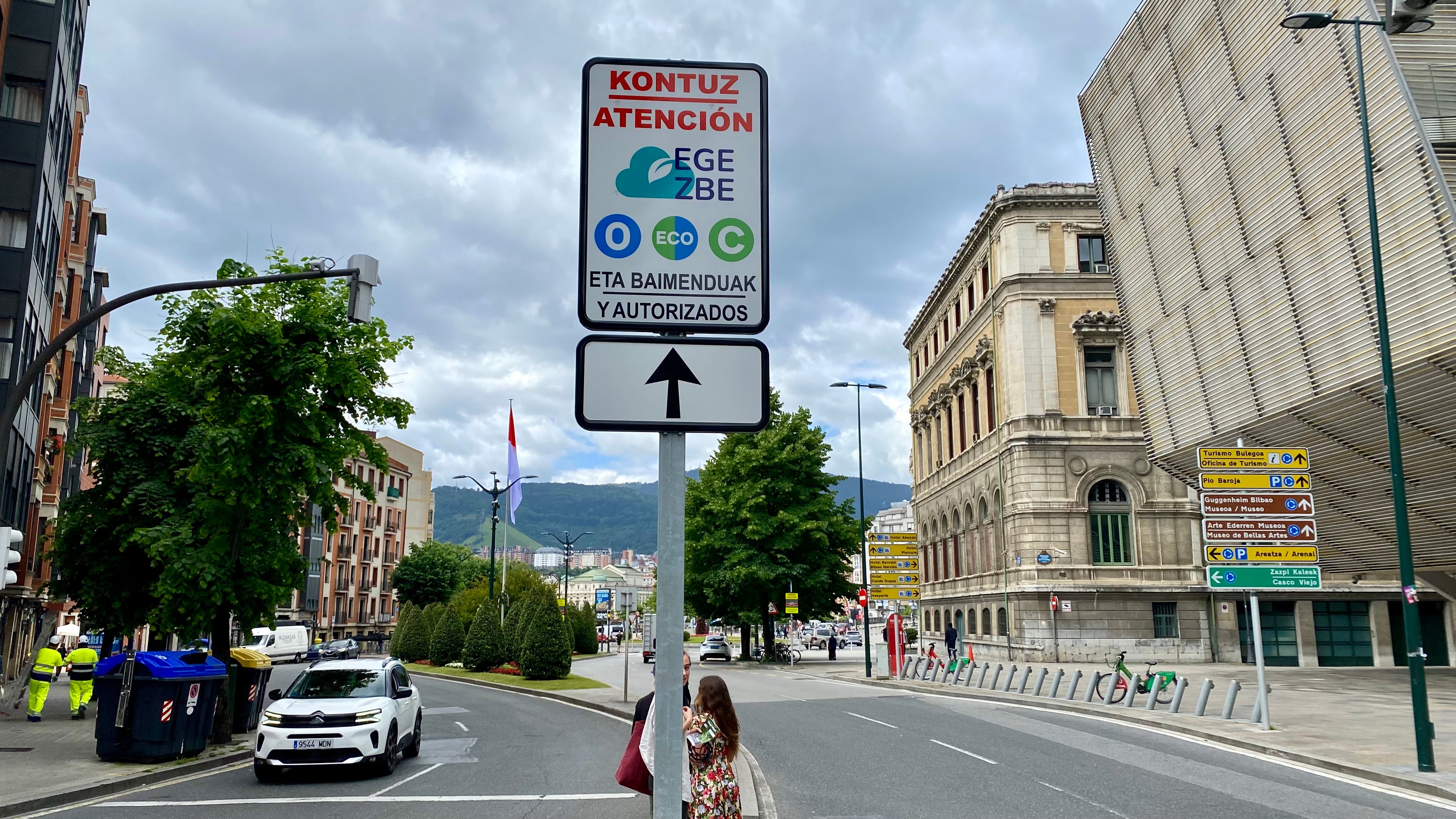 Una de las señales que indican la proximidad a la Zona de Bajas Emisiones en Bilbao.