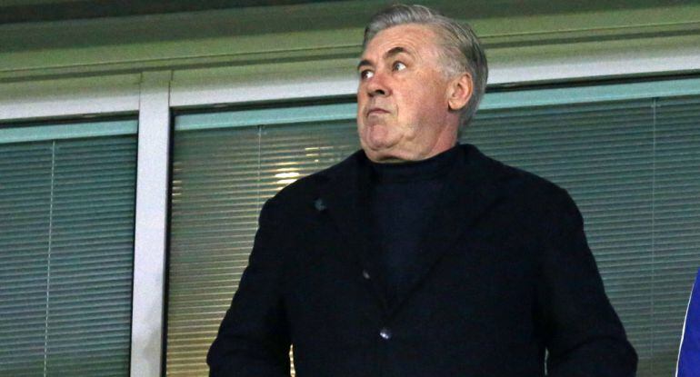 Carlo Ancelotti mira al infinito durante un partido de la Champions League este año