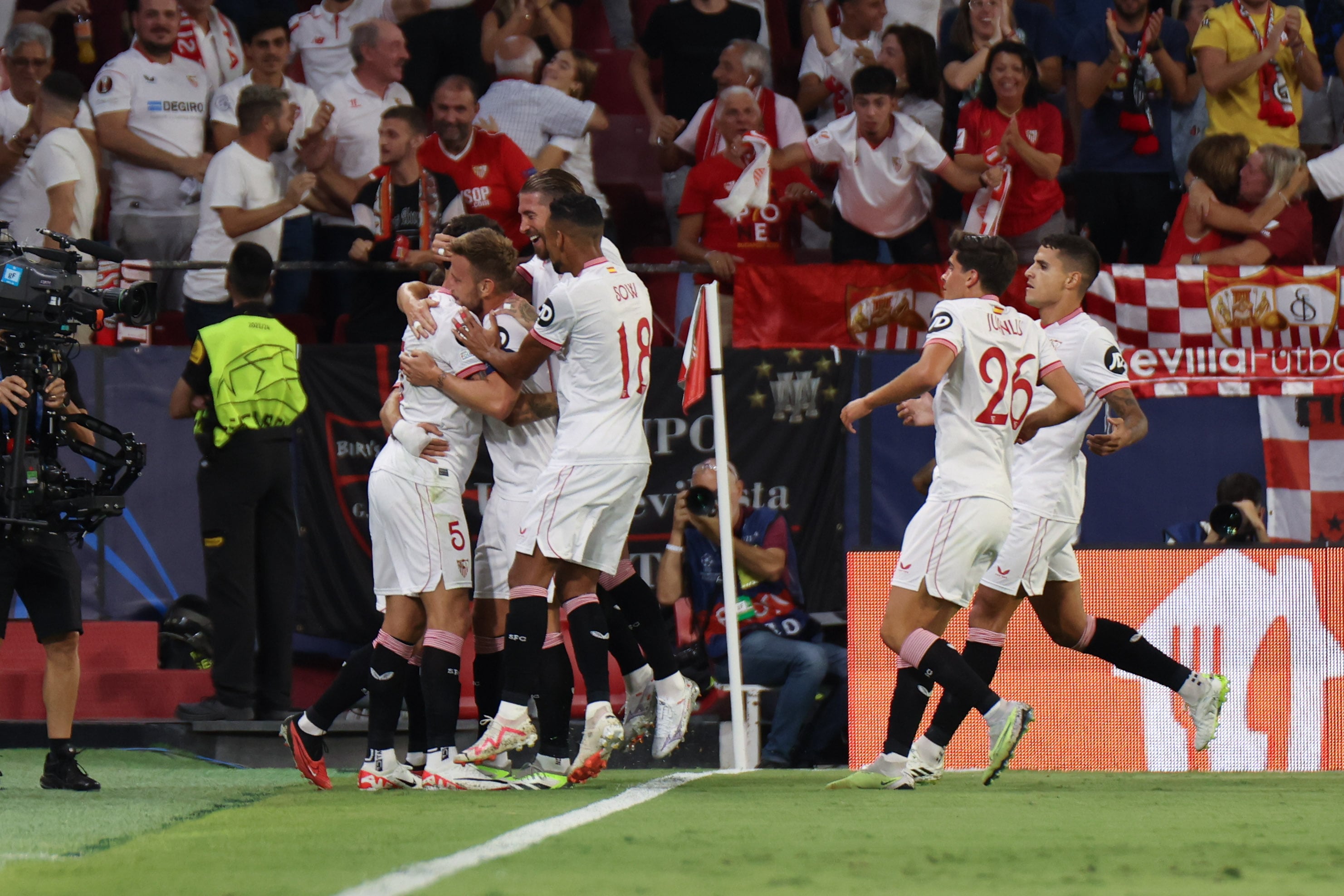 SEVILLE, SPAIN - SEPTEMBER 20: Lucas Ocampos of Sevilla FC celebrates after scoring his team&#039;s first goal with teammates during the UEFA Champions League match between Sevilla FC and RC Lens at Estadio Ramon Sanchez Pizjuan on September 20, 2023 in Seville, Spain. (Photo by Jose Luis Contreras/DeFodi Images via Getty Images)