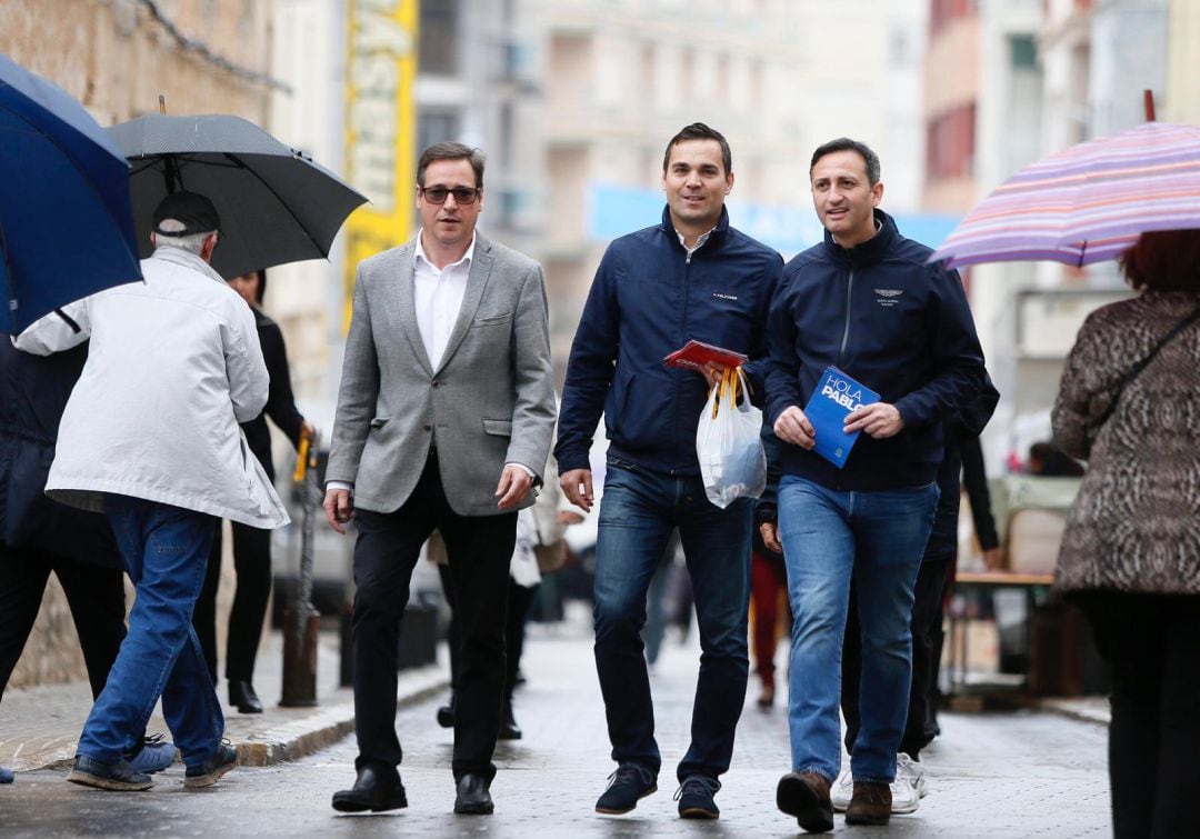 César Sánchez (d) con el alcaldable del PP de Pego, Ferrán González (c) y Juan Bautista Roselló (i).