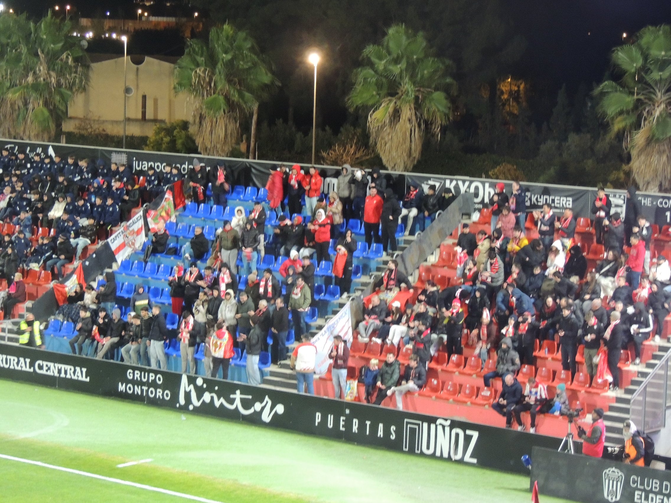 Unos 200 aficionados del Almería vivieron en el partido de Copa desde el Estadio del Eldense