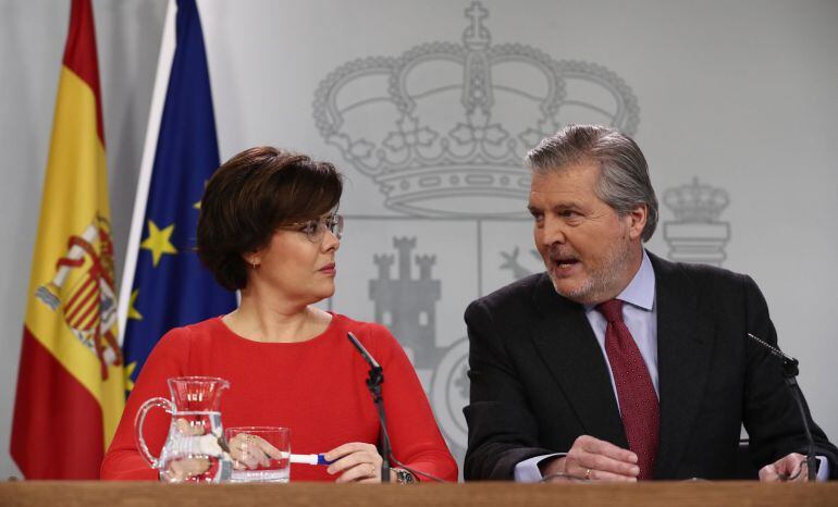 La vicepresidenta del Gobierno, Soraya Sáenz de Santamaría, y el portavoz del Ejecutivo, Íñigo Méndez de Vigo, este viernes tras el Consejo de Ministros